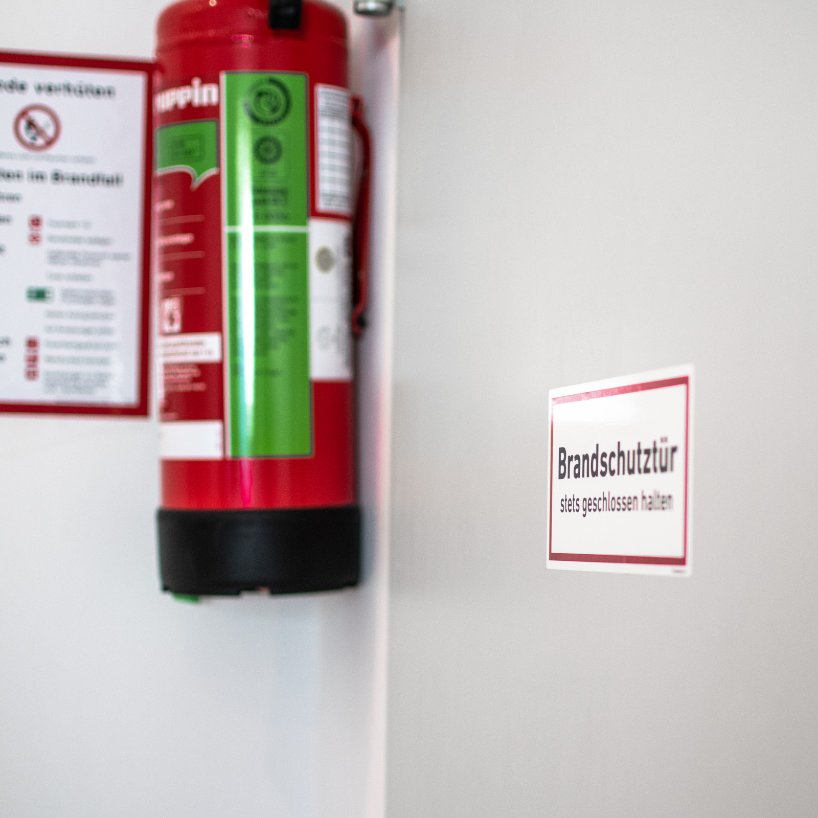 Brandschutztür stets geschlossen halten Aufkleber Schild Hinweis Tür Sticker